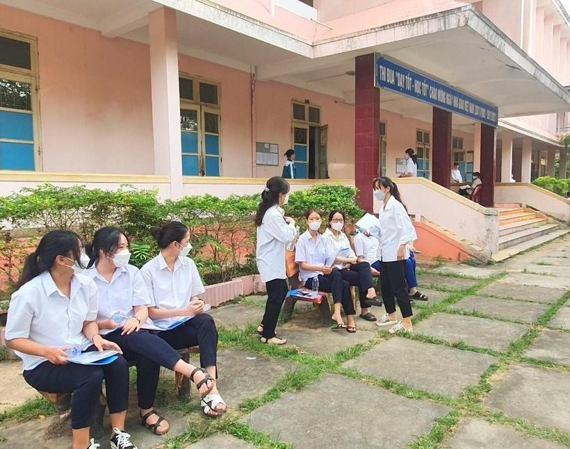 Các thí sinh có mặt rất sớm tại điểm thi Trường THPT Lê Lợi - TP Đông Hà.