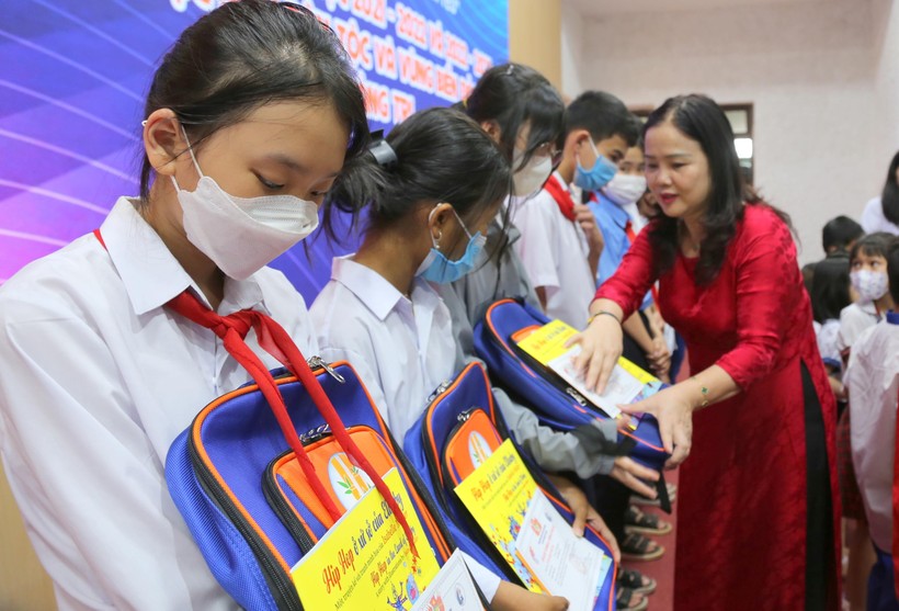 T.S Lê Thị Hương – Giám đốc Sở GD&ĐT tỉnh Quảng Trị trao học bổng cho học sinh.