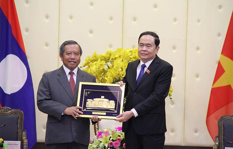 Phó Chủ tịch Thường trực Quốc hội Trần Thanh Mẫn tặng quà lưu niệm cho đoàn đại biểu Lào.