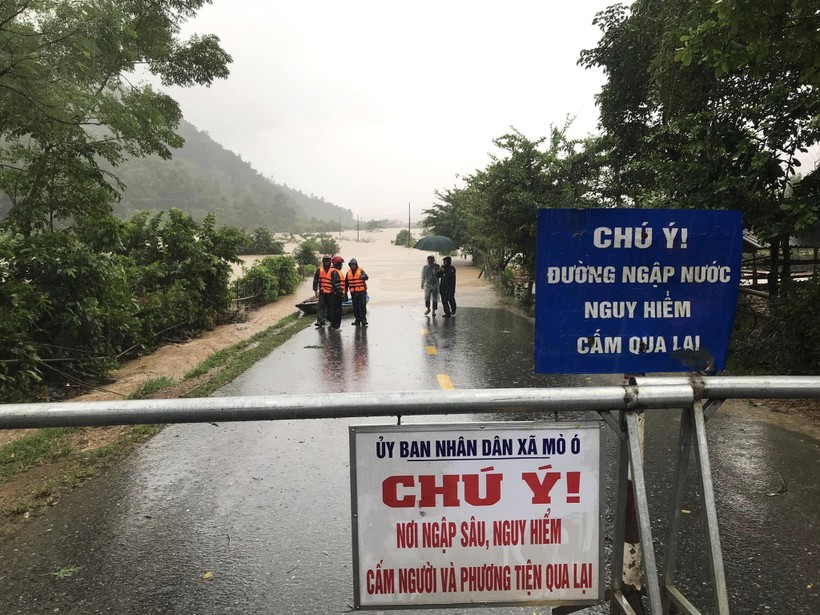 Mưa lớn gây chia cắt tuyến giao thông tại xã Mò Ó dẫn vào Ba Lòng (huyện Đakrông).
