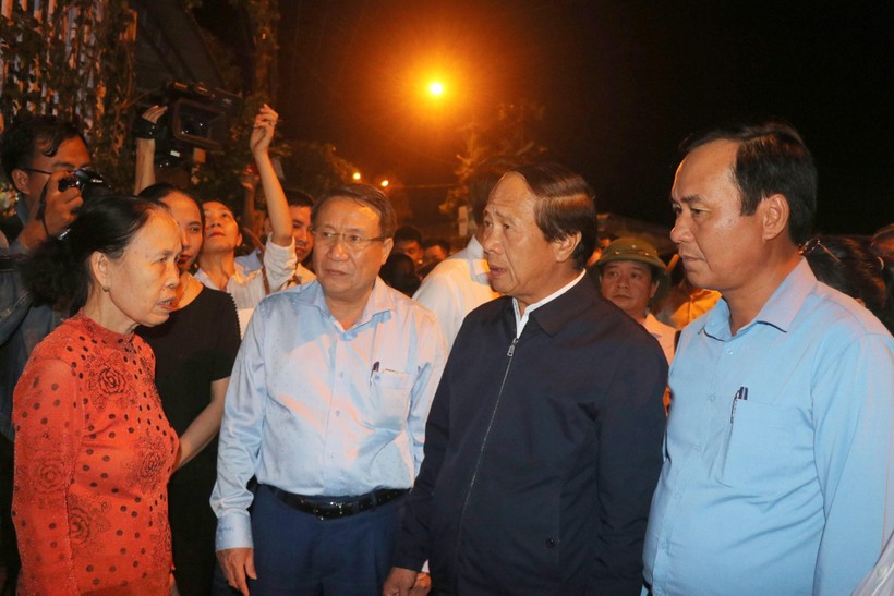 Phó Thủ tướng Lê Văn Thành động viên người dân vùng bị ảnh hưởng do sạt lở bờ sông Thạch Hãn. 