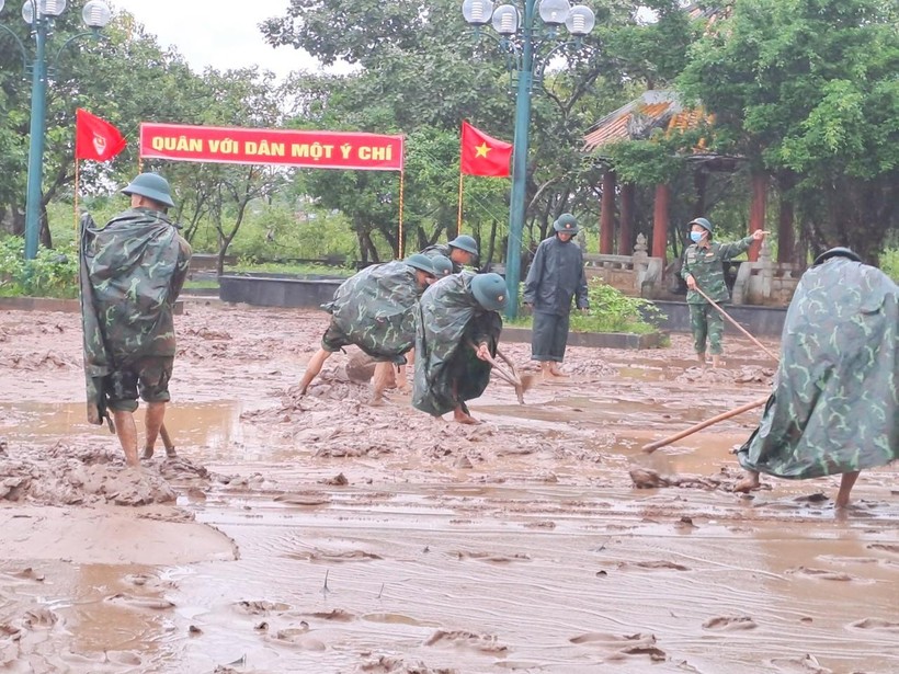 Trung đoàn Bộ binh 842, cán bộ, nhân dân thị xã Quảng Trị dọn bùn đất đọng lại ở Đài tưởng niệm các Anh hùng liệt sĩ sông Thạch Hãn.