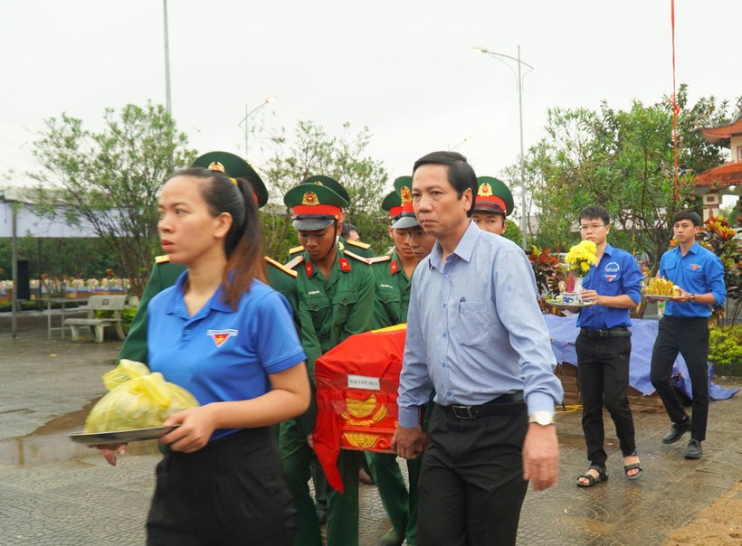 Phó Chủ tịch UBND tỉnh Quảng Trị - ông Hoàng Nam cùng lãnh đạo huyện Cam Lộ dự Lễ truy điệu và an táng các liệt sĩ.