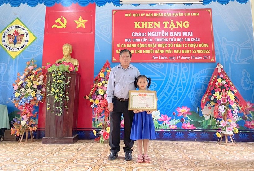 Lãnh đạo Phòng GD&ĐT huyện Gio Linh cũng trao giấy khen của UBND huyện Gio Linh để tuyên dương học sinh.