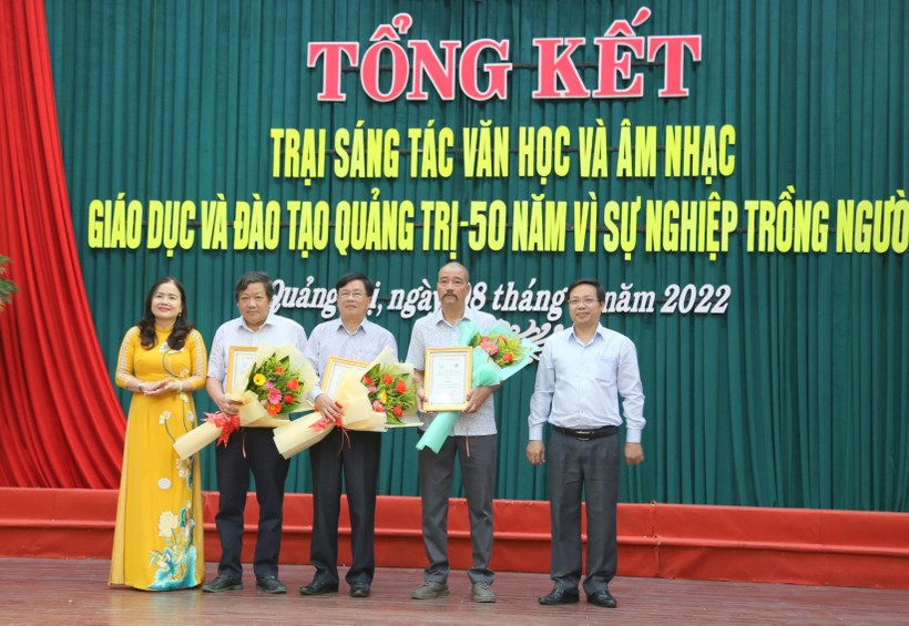 Ông Võ Thái Phong - Phó trưởng Ban Tuyên giáo Tỉnh ủy và TS Lê Thị Hương - Giám đốc Sở GD&ĐT Quảng Trị trao giải Nhất cho các tác giả.