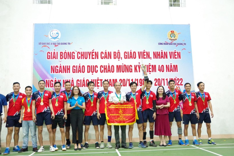 Giải bóng chuyền ngành Giáo dục Quảng Trị chào mừng kỷ niệm 40 năm Ngày nhà giáo Việt Nam đã kết thúc tốt đẹp.