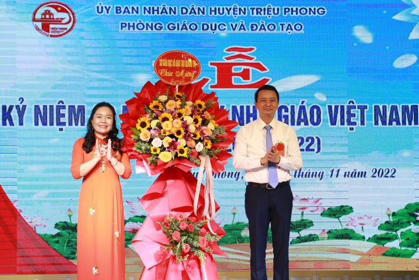 Lãnh đạo Sở GD&ĐT Quảng Trị tặng hoa chúc mừng ngành Giáo dục Triệu Phong.