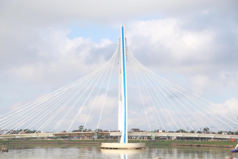 Cầu dây văng sông Hiếu (tỉnh Quảng Trị) có tổng mức đầu tư 200 tỷ đồng cơ bản hoàn thành.