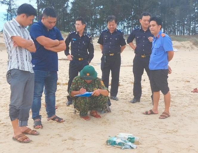 Lực lượng chức năng tuần tra, phát hiện gói nghi ma túy trên bờ biển.