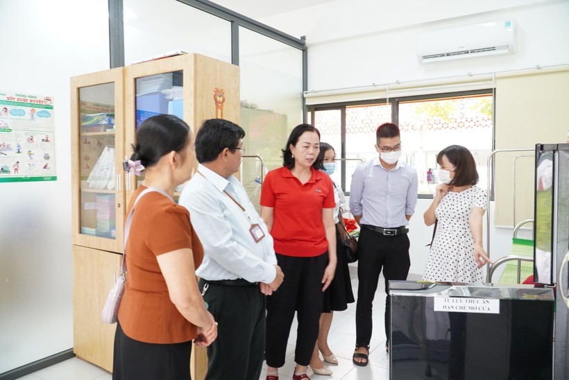 Đoàn kiểm tra liên ngành thị sát khu vực nấu ăn tại Trường iSchool Quảng Trị.