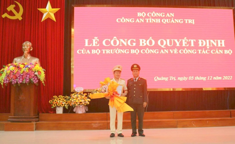 Đại tá Nguyễn Văn Thanh - Giám đốc Công an tỉnh Quảng Trị trao quyết định bổ nhiệm của Bộ Công an đối với thượng tá Lê Phi Hùng.