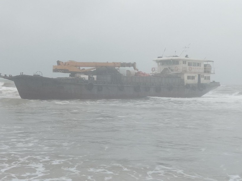 Bộ đội Biên phòng đề xuất bán đấu giá tàu sắt trôi vào biển Quảng Trị nếu không tìm được chủ sở hữu.