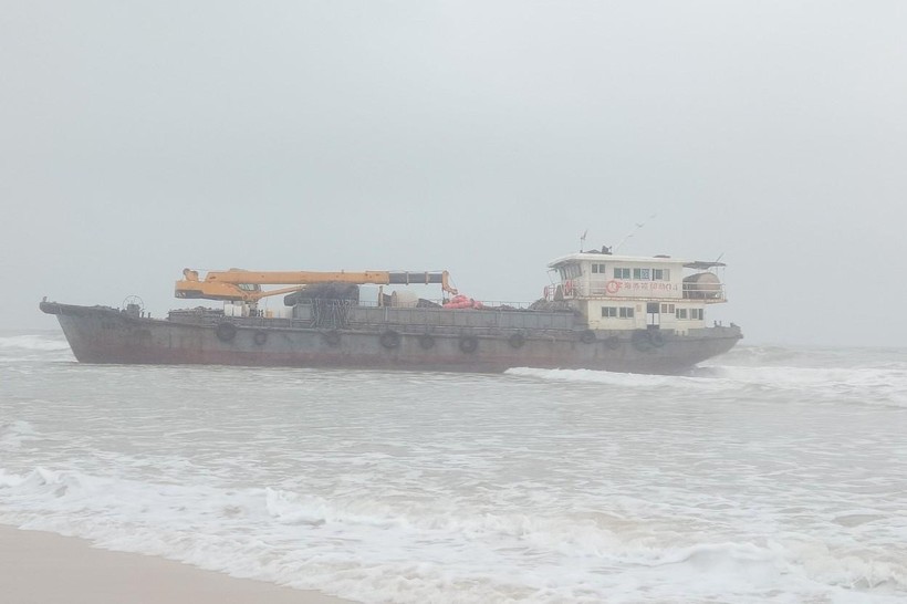 Tàu ghi chữ nước ngoài trôi vào biển Quảng Trị.