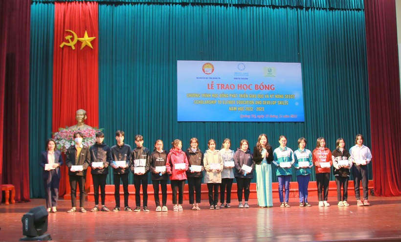 145 học sinh, sinh viên Quảng Trị nhận học bổng trong học kỳ 1.