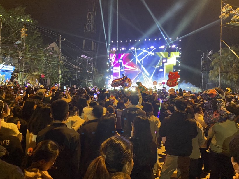 Chương trình "Chào đón năm mới Phong Nha Countdown Party 2023" với sự tham gia của hàng nghìn du khách.