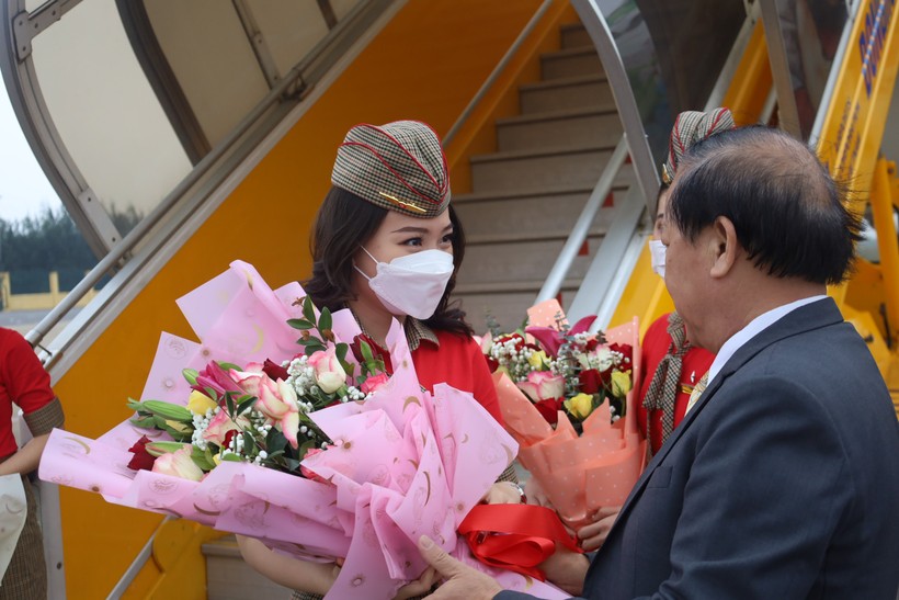 Lãnh đạo Sở Du lịch Quảng Bình chào đón và tặng hoa phi hành đoàn chuyến bay đầu tiên đến địa phương.