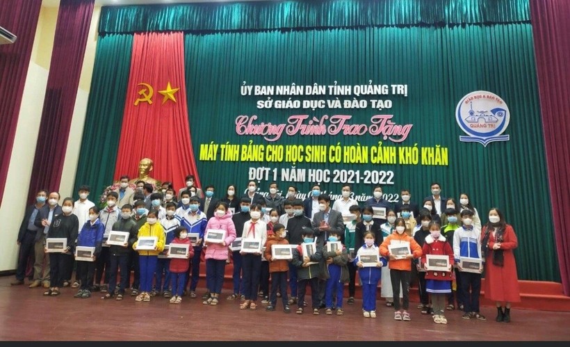 Lãnh đạo Sở GD&ĐT Quảng Trị trao tặng máy tính bảng đến học sinh hoàn cảnh khó khăn.