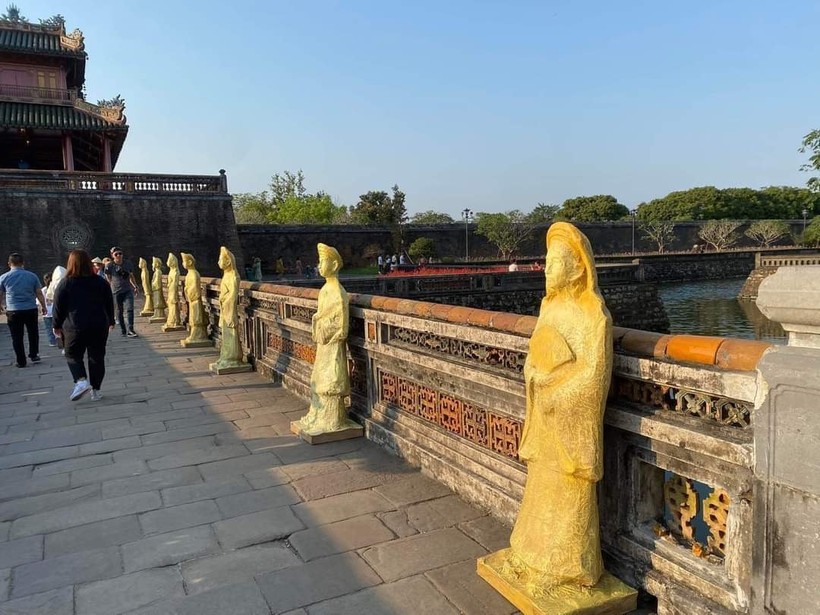 Những bức tượng 'lạ' đặt trước trước cổng Ngọ Môn của Đại Nội Huế khiến nhiều du khách bỡ ngỡ. (Ảnh: H.H).