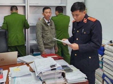 Cơ quan CSĐT khám xét nơi làm việc của Nguyễn Thanh Thủy. (Ảnh: CA Quảng Bình).