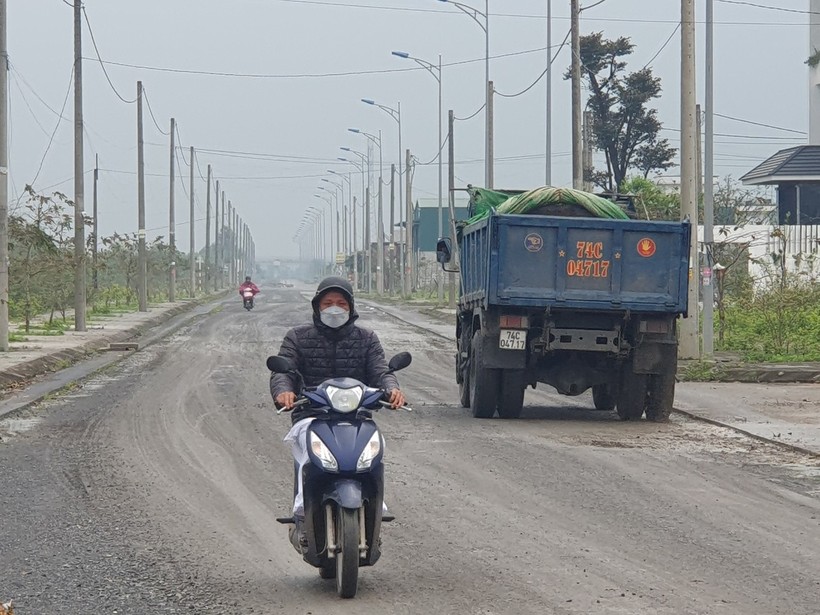 Người dân khó khăn khi đi lại trên đường Trần Thánh Tông (TP Đông Hà) do mặt đường xuống cấp nghiêm trọng.