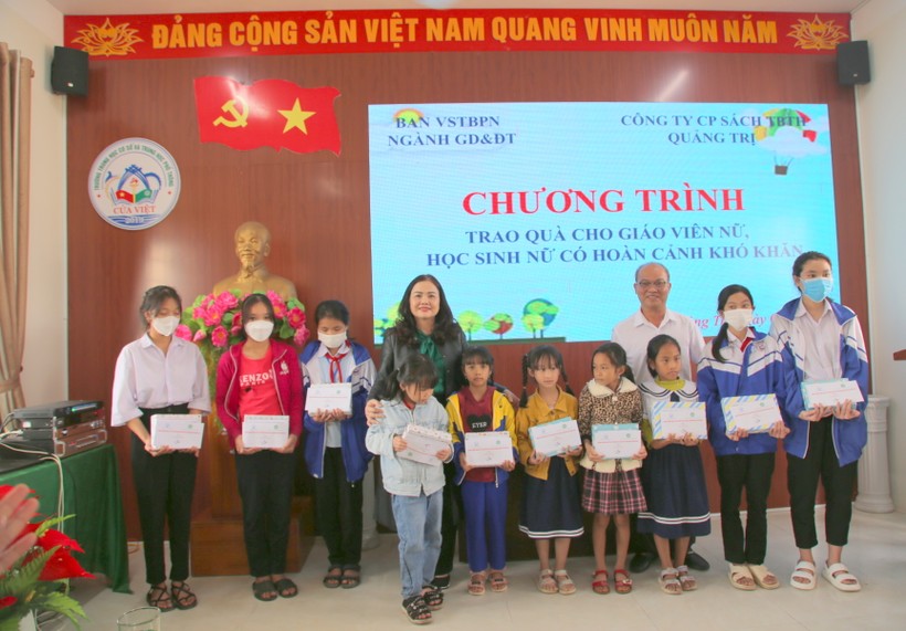 TS Lê Thị Hương - Giám đốc Sở GD&ĐT Quảng Trị tặng quà đến các học sinh nữ. (Ảnh: Đ. Đức).