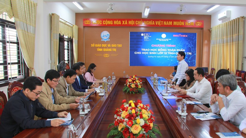Lãnh đạo Sở GD&ĐT Quảng Trị trao đổi thông tin với Trường Đại học Quốc tế Miền Đông.