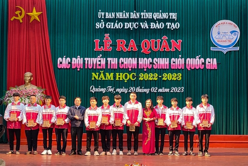 TS Lê Thị Hương - Giám đốc Sở GD&ĐT Quảng Trị động viên học sinh tham dự kỳ thi.