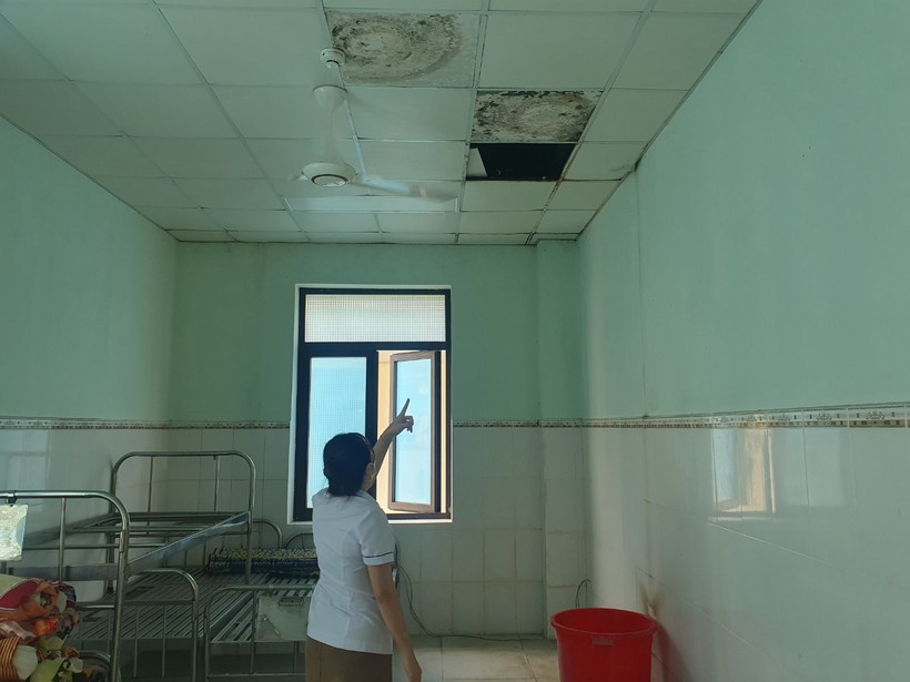 Tại phòng châm cứu, trần xuất hiện thấm dột, nước chảy qua la phông rồi rơi xuống sàn. Cán bộ Trung tâm y tế phải sử dụng thùng để hứng nước.