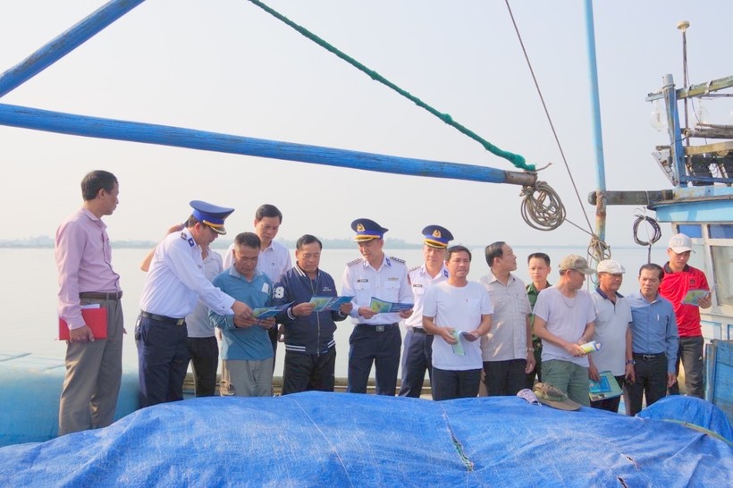 Lực lượng Cảnh sát biển phát tờ rơi tuyên truyền cho bà con ngư dân các xã, thị trấn ven biển huyện Gio Linh (Quảng Trị).