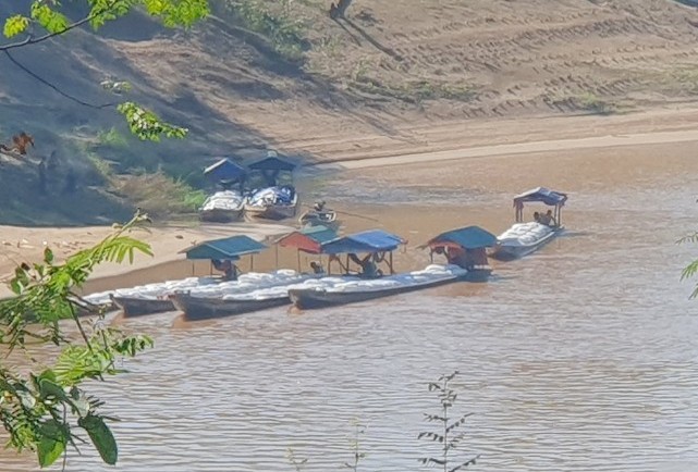 Đường cát được tập kết trên sông Sê Pôn giáp biên giới.