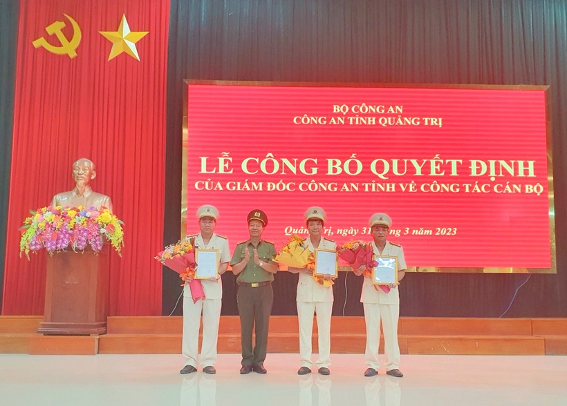 Đại tá Lê Phương Nam - Phó Giám đốc Công an tỉnh Quảng Trị trao quyết định điều động các cán bộ.