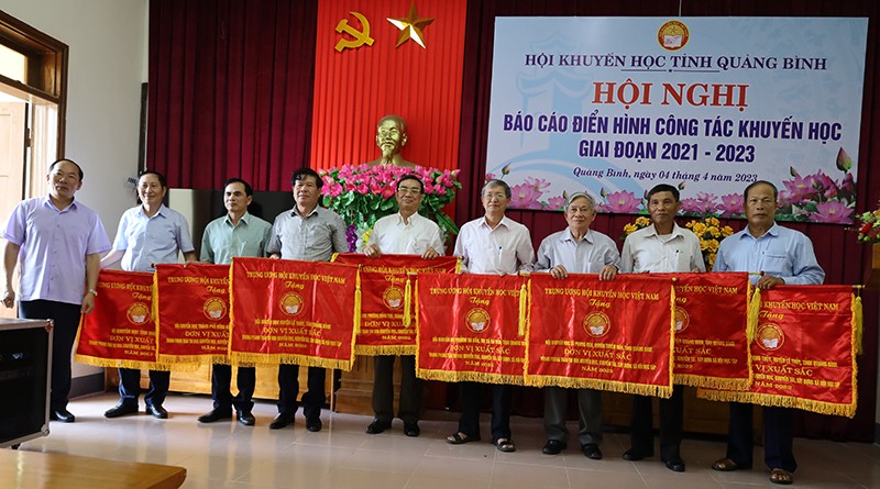 Trung ương Hội Khuyến học tặng Cờ thi đua cho các đơn vị ở Quảng Bình.