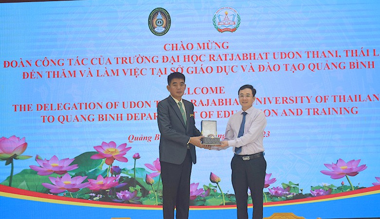 Lãnh đạo Sở GD&ĐT Quảng Bình tặng quà lưu niệm cho đại diện Trường Đại học Udon Thani Rajabhat, Thái Lan.