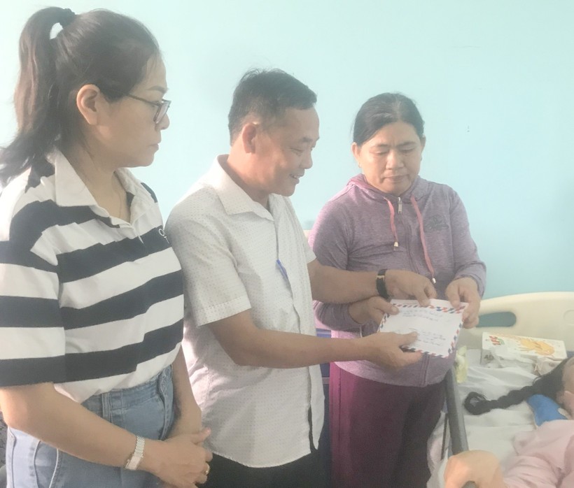 Đại diện LĐLĐ tỉnh, Công đoàn Giáo dục tỉnh đã đến thăm và động viên nữ nhà giáo đang điều trị tại Bệnh viện.