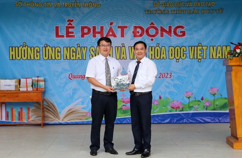 Sở Thông tin và Truyền thông Quảng Bình tặng hàng trăm đầu sách cho Thư viện Trường THPT Đào Duy Từ.