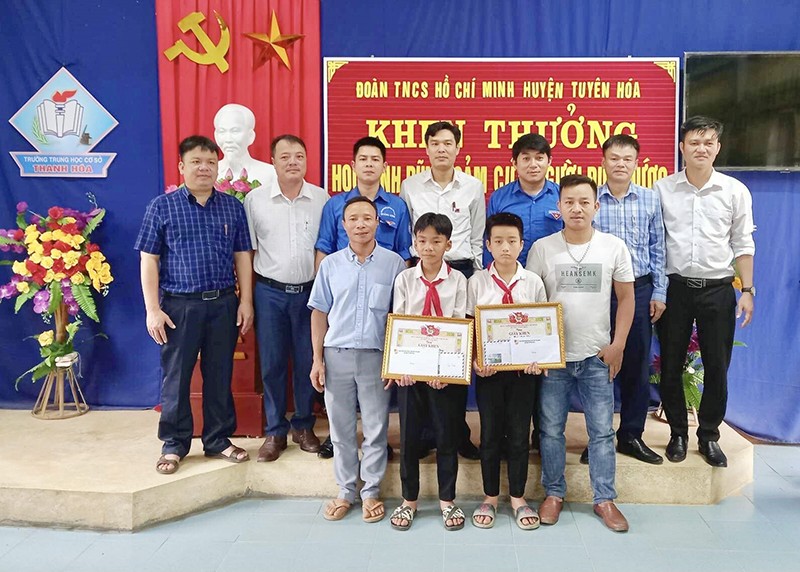 Huyện đoàn Tuyên Hóa (Quảng Bình) tổ chức khen thưởng 2 học sinh. 