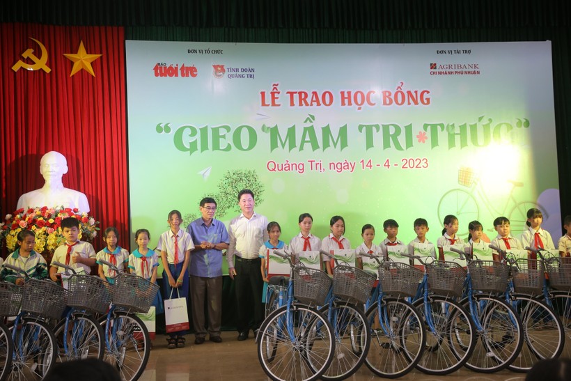 Ban tổ chức trao 70 xe đạp và dụng cụ học tập đến học sinh huyện Cam Lộ.