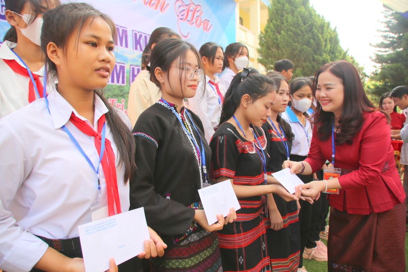 TS Lê Thị Hương - Giám đốc Sở GD&ĐT Quảng Trị trao học bổng đến học sinh vùng dân tộc.