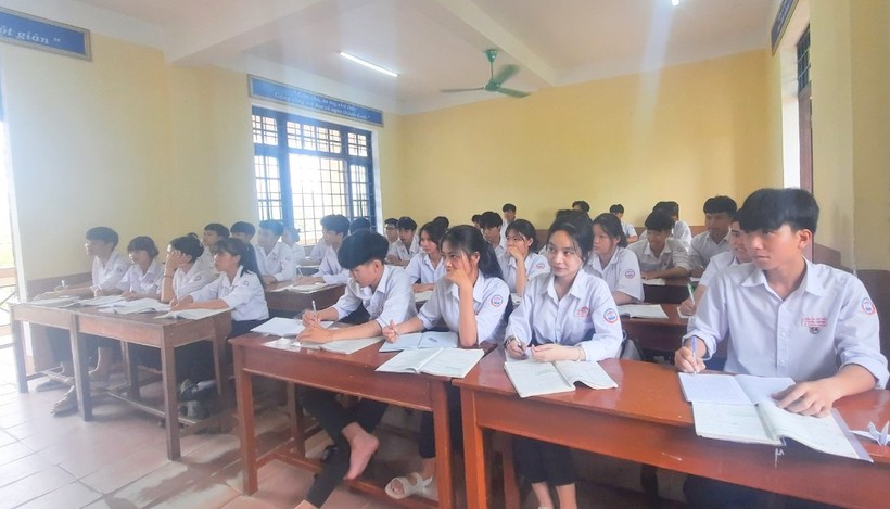 Học sinh khối 12 tại Trường THPT Vĩnh Định tập trung ôn tập tốt nghiệp.