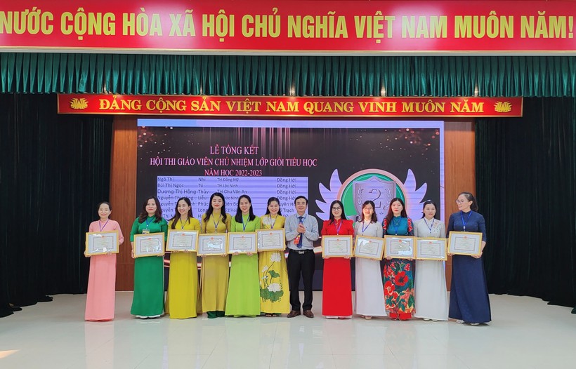 Ông Đặng Ngọc Tuấn - Giám đốc Sở GD&ĐT Quảng Bình khen thưởng các giáo viên có thành tích cao trong hội thi.