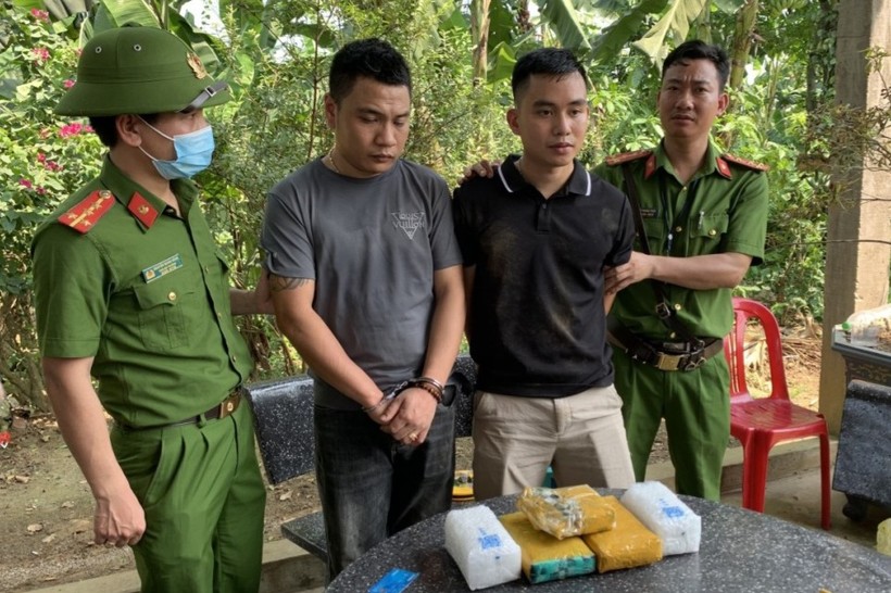 Lực lượng chức năng tại Quảng Bình triệt phá vụ vận chuyển ma túy với số lượng lớn. (Ảnh: CA Quảng Bình). 