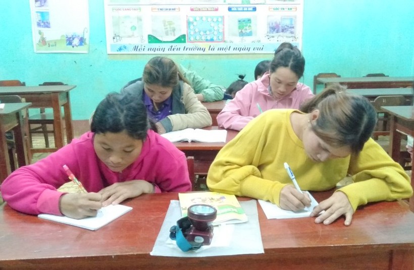 Những phụ nữ lớn tuổi người Vân Kiều ngày lên rẫy, tối đến lớp học chữ.