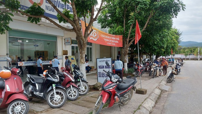 Từ thông tin Phòng giao dịch ngân hàng LienVietPostBank chi nhánh huyện Tuyên Hóa ‘vỡ nợ’, hàng trăm người dân đã chen nhau đến rút tiền. (Ảnh: H.P).