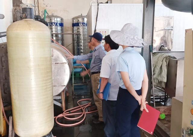 Đoàn công tác liên ngành kiểm tra quá trình sản xuất tại Công ty Cổ phần nước khoáng Bang.