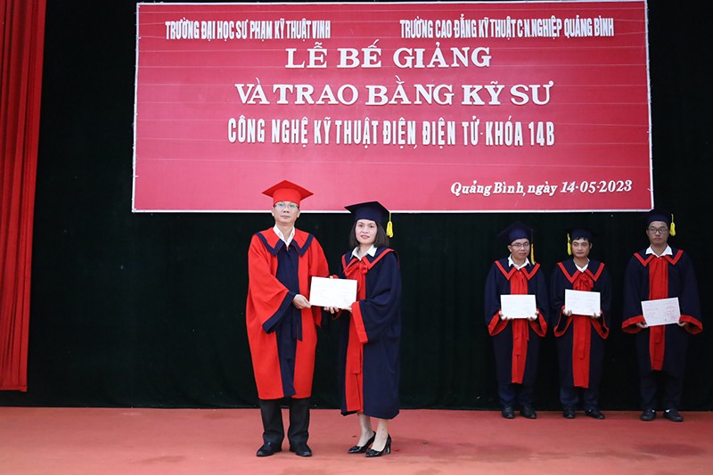 Sau khi tốt nghiệp, học viên được trao bằng kỹ sư kỹ thuật điện, điện tử.