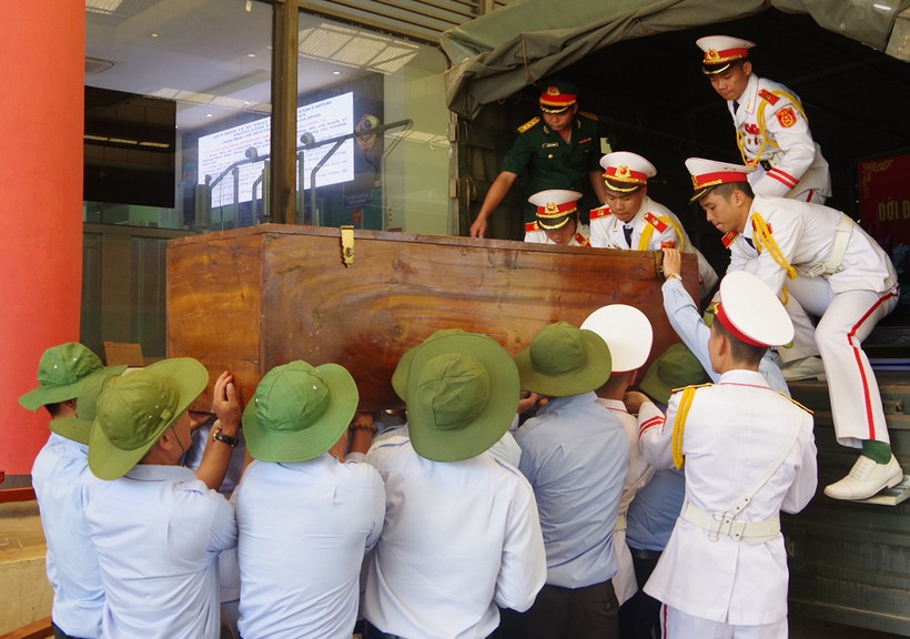 Lực lượng chức năng đón nhận hài cốt liệt sĩ được cất bốc tại Lào. (Ảnh: D.H).