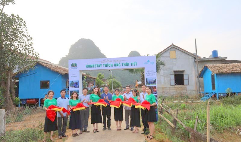 Đại diện Sở Du lịch Quảng Bình và các đơn vị khai trương Rural Homestay thích ứng thời tiết tại xã Tân Hóa.