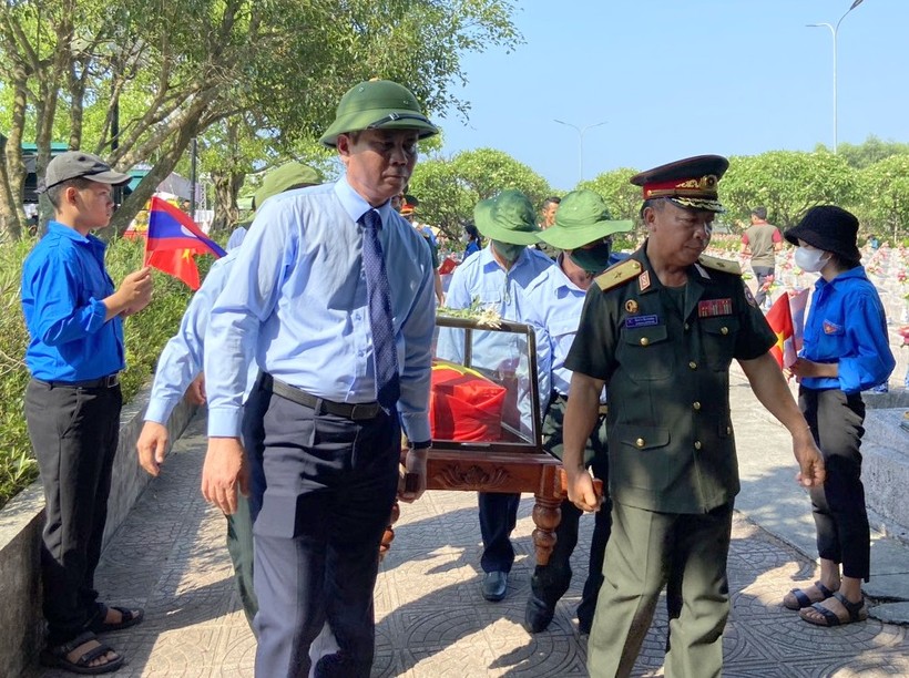Lãnh đạo tỉnh Quảng Bình và lực lượng quân đội thực hiện nghi thức an táng các liệt sĩ.