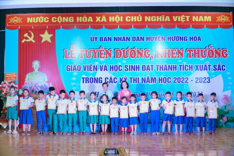 Ông Phan Hữu Huyện - Phó Giám đốc Sở GD&ĐT và bà Nguyễn Thị Thanh Nga - Trưởng Phòng GD&ĐT huyện Hướng Hóa khen thưởng các học sinh.