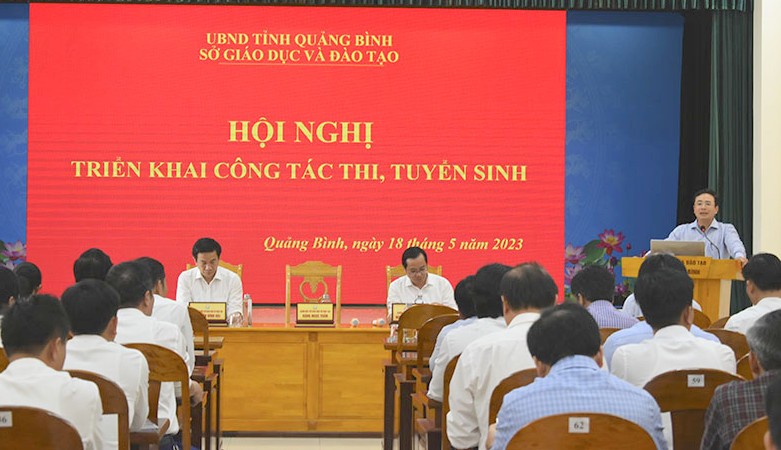 Ông Đặng Ngọc Tuấn - Giám đốc Sở GD&ĐT Quảng Bình chỉ đạo rà soát các khâu chuẩn bị tổ chức 2 kỳ thi.